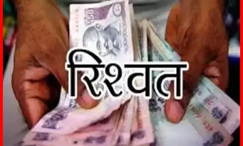 सरकारी कर्मचारी ने मांगे रुपये...वायरल वीडियो के बाद जिले में खलबली सरकारी कर्मचारी ने मांगे रुपये...वायरल वीडियो के बाद जिले में खलबली