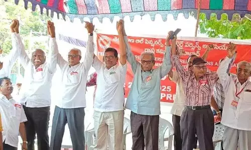 सेवानिवृत्त कर्मचारियों ने बकाया राशि के तत्काल भुगतान की मांग की
