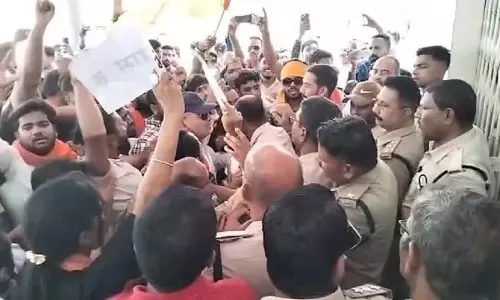 सिविल लाइन थाने में हंगामा, हिंदूवादी नेता के खिलाफ हुई कार्रवाई का विरोध सिविल लाइन थाने में हंगामा, हिंदूवादी नेता के खिलाफ हुई कार्रवाई का विरोध