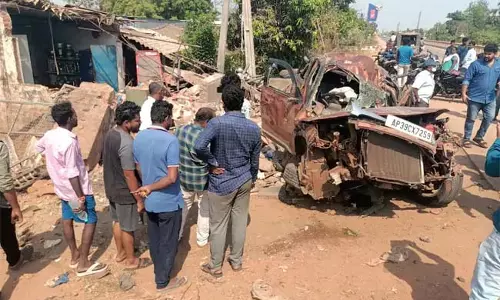 Andhra : कार घर से टकराई, पांच मेडिकल छात्रों समेत छह लोगों की मौत