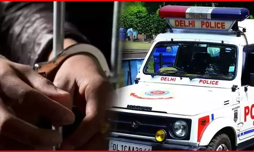 पुलिस की गाड़ी से कूदे, एक युवक की मौत दूसरा घायल, मचा हड़कंप