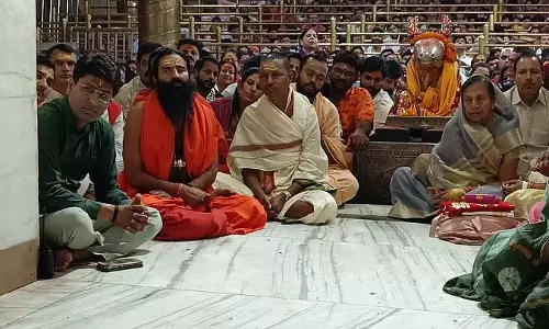 योग गुरु बाबा रामदेव ने उज्जैन के महाकालेश्वर मंदिर में पूजा-अर्चना की योग गुरु बाबा रामदेव ने उज्जैन के महाकालेश्वर मंदिर में पूजा-अर्चना की