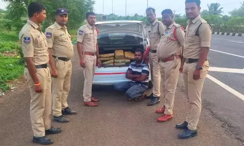 Karnataka में तस्करी कर लाया जा रहा 80 किलो गांजा संगारेड्डी में जब्त Karnataka में तस्करी कर लाया जा रहा 80 किलो गांजा संगारेड्डी में जब्त
