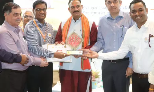 स्वास्थ्य मंत्री ने राज्य के उत्कृष्ट स्वास्थ्य कर्मियों को किया सम्मानित स्वास्थ्य मंत्री ने राज्य के उत्कृष्ट स्वास्थ्य कर्मियों को किया सम्मानित