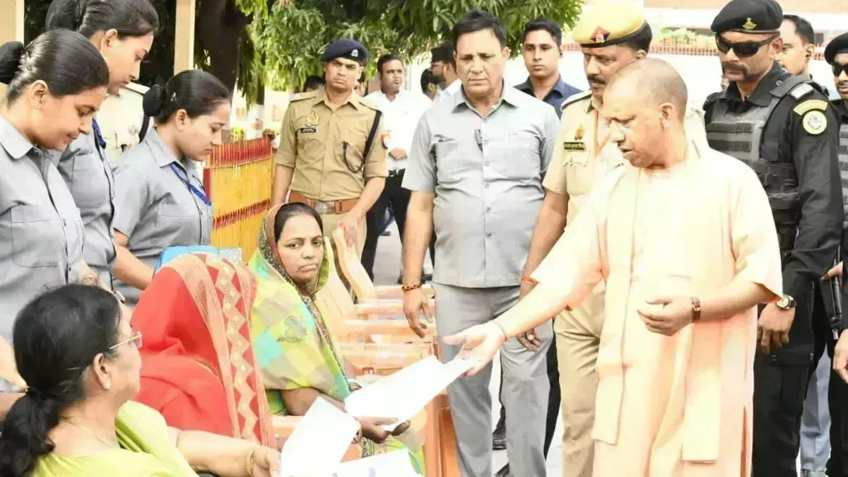 CM योगी ने गोरखपुर के गोरखनाथ मंदिर में जनता दर्शन किया