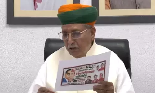 बाबासाहेब का अनादर: होर्डिंग पर अर्जुन राम मेघवाल, अखिलेश यादव की तुलना डॉ. अंबेडकर से