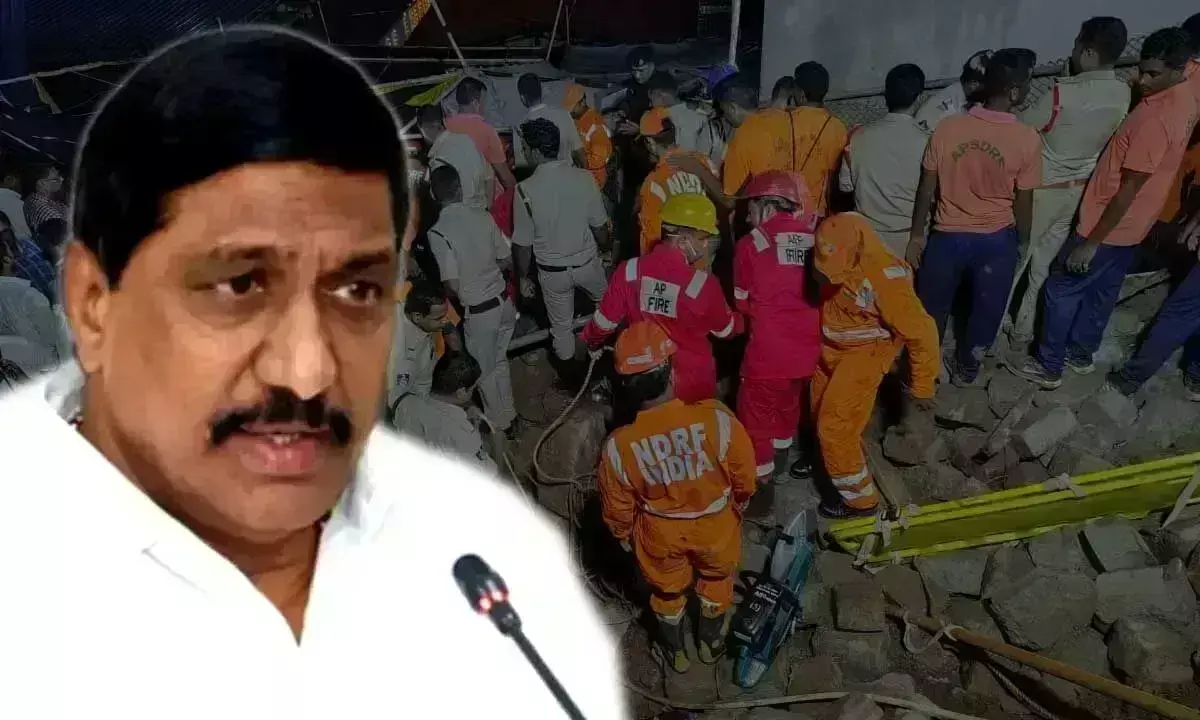 BC जनार्दन रेड्डी ने सिम्हाचलम में दीवार गिरने से 7 लोगों की मौत पर दुख व्यक्त किया BC जनार्दन रेड्डी ने सिम्हाचलम में दीवार गिरने से 7 लोगों की मौत पर दुख व्यक्त किया