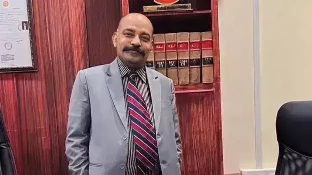 Kerala के चर्चित वकील बीए अलूर का पारिवारिक जीवन: विवाह में निभाई गई निष्ठा Kerala के चर्चित वकील बीए अलूर का पारिवारिक जीवन: विवाह में निभाई गई निष्ठा