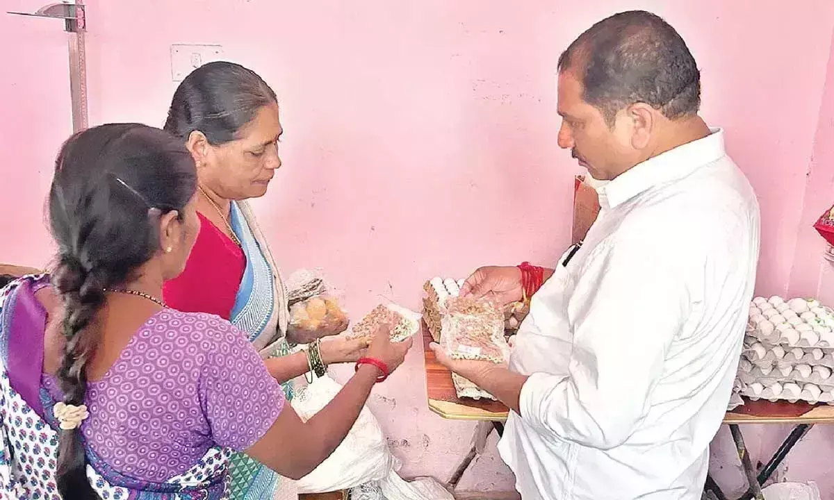 Andhra: विधायक ने आंगनबाड़ी केंद्रों पर एक्सपायरी डेट के खाद्यान्न आपूर्ति की निंदा की