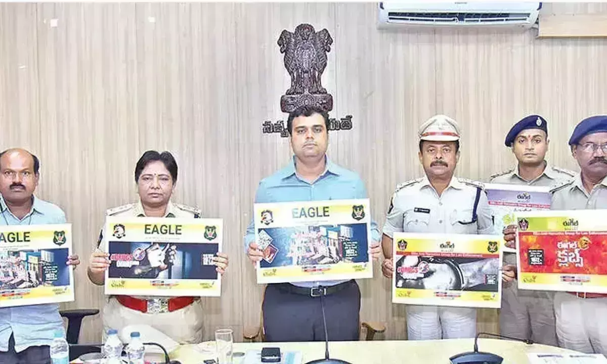 Andhra: कलेक्टर ने सड़क सुरक्षा के लिए की नई पहल Andhra: कलेक्टर ने सड़क सुरक्षा के लिए की नई पहल
