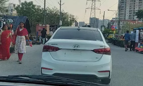 Hyderabad की सड़कों पर टिंटेड विंडो और बिना नंबर प्लेट वाली कारें आम बात हो गई Hyderabad की सड़कों पर टिंटेड विंडो और बिना नंबर प्लेट वाली कारें आम बात हो गई