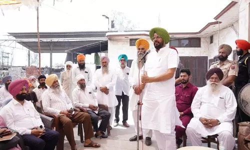 मंत्री Dhaliwal ने सीमावर्ती गांवों का दौरा कर निवासियों का मनोबल बढ़ाया मंत्री Dhaliwal ने सीमावर्ती गांवों का दौरा कर निवासियों का मनोबल बढ़ाया