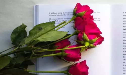 कविता: स्क्रीन और स्क्रॉल के युग में कविताएँ कैसे फल-फूल रही हैं