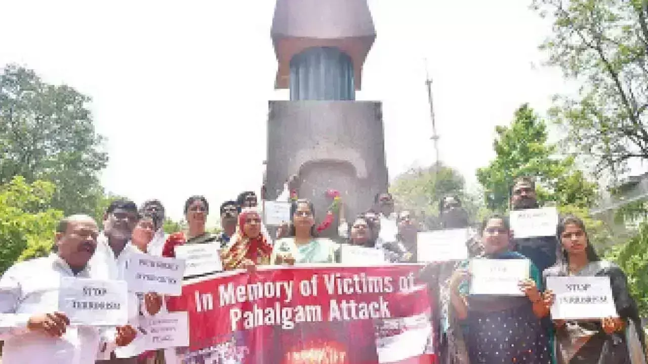 BRS पार्षदों ने पहलगाम आतंकी हमले के पीड़ितों को श्रद्धांजलि दी BRS पार्षदों ने पहलगाम आतंकी हमले के पीड़ितों को श्रद्धांजलि दी