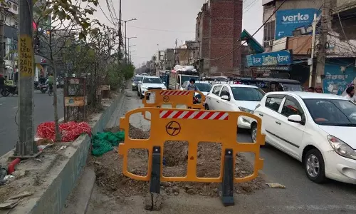 Amritsar: पाइप बिछाने के लिए खोदी गई सड़कें मरम्मत के अभाव में यात्रियों को परेशानी