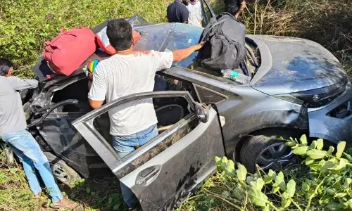 PPR मार्केट में दुर्घटना से बचने के प्रयास में कार पलटने से तीन लोग घायल PPR मार्केट में दुर्घटना से बचने के प्रयास में कार पलटने से तीन लोग घायल