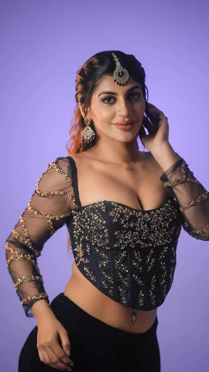याशिका आनन्द का सिज़लिंग लुक