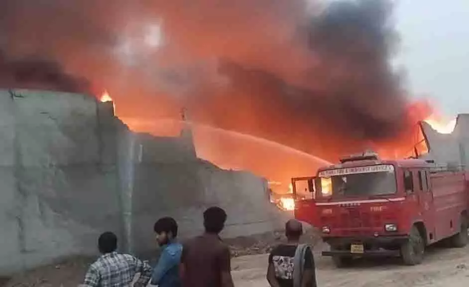 Haryana: वेस्ट कपड़े के गोदाम में भीषण आग,ढाई करोड़ का नुकसान Haryana: वेस्ट कपड़े के गोदाम में भीषण आग,ढाई करोड़ का नुकसान