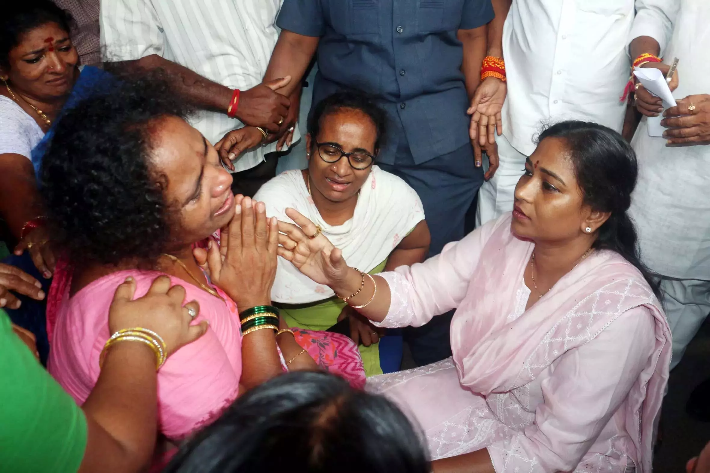 AP: बारिश और बस देरी से सिंहाचलम के श्रद्धालु परेशान AP: बारिश और बस देरी से सिंहाचलम के श्रद्धालु परेशान