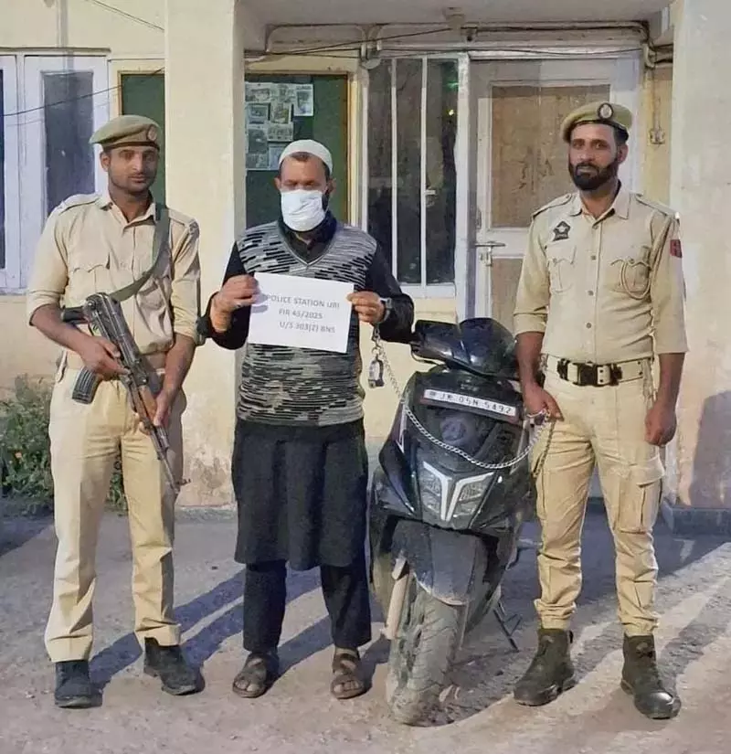Baramulla में पुलिस ने चोरी का मामला सुलझाया, आरोपी गिरफ्तार Baramulla में पुलिस ने चोरी का मामला सुलझाया, आरोपी गिरफ्तार