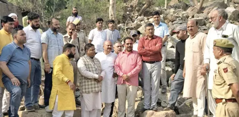 रामबन बादल फटने के बाद भाजपा नेताओं ने धर्म कुंड का दौरा किया रामबन बादल फटने के बाद भाजपा नेताओं ने धर्म कुंड का दौरा किया
