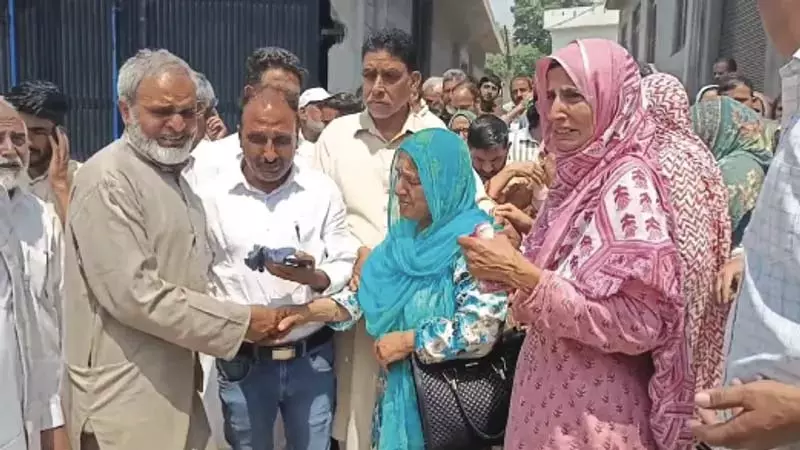 राजौरी की दो बहनों के बीच दर्शनीय दृश्य 43 साल बाद पाकिस्तान लौटे राजौरी की दो बहनों के बीच दर्शनीय दृश्य 43 साल बाद पाकिस्तान लौटे