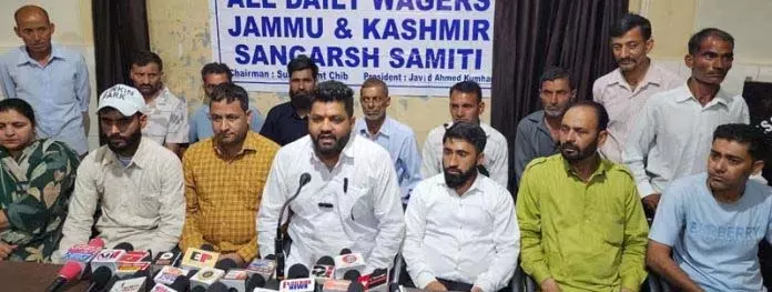 Jammu: दैनिक वेतनभोगी संघर्ष समिति की मांगें Jammu: दैनिक वेतनभोगी संघर्ष समिति की मांगें