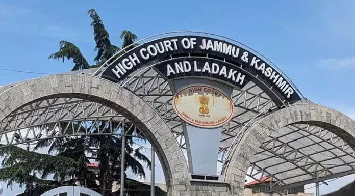 Jammu: उच्च न्यायालय ने अधिकारियों को परिवार को पाकिस्तान भेजने से रोका Jammu: उच्च न्यायालय ने अधिकारियों को परिवार को पाकिस्तान भेजने से रोका