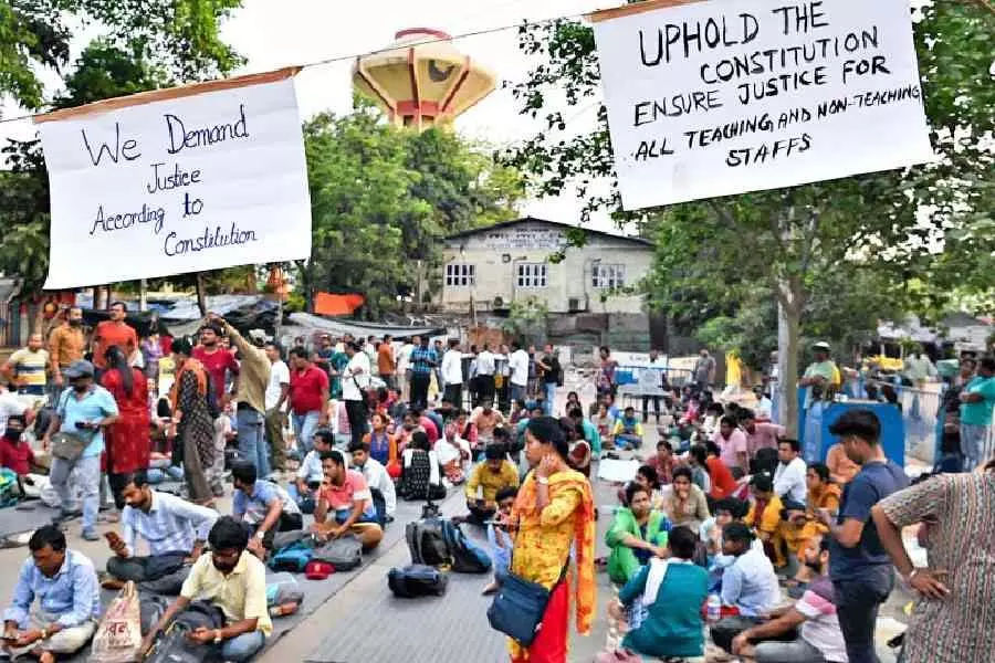 Bengal: बर्खास्त शिक्षकों ने पुनर्विचार याचिका के लिए अदालत जाने हेतु वकालतनामा पर हस्ताक्षर एकत्र किए Bengal: बर्खास्त शिक्षकों ने पुनर्विचार याचिका के लिए अदालत जाने हेतु वकालतनामा पर हस्ताक्षर एकत्र किए