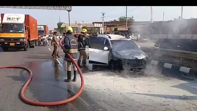 सड़क पर कार में लगी आग: 3 लोग बच गए सड़क पर कार में लगी आग: 3 लोग बच गए