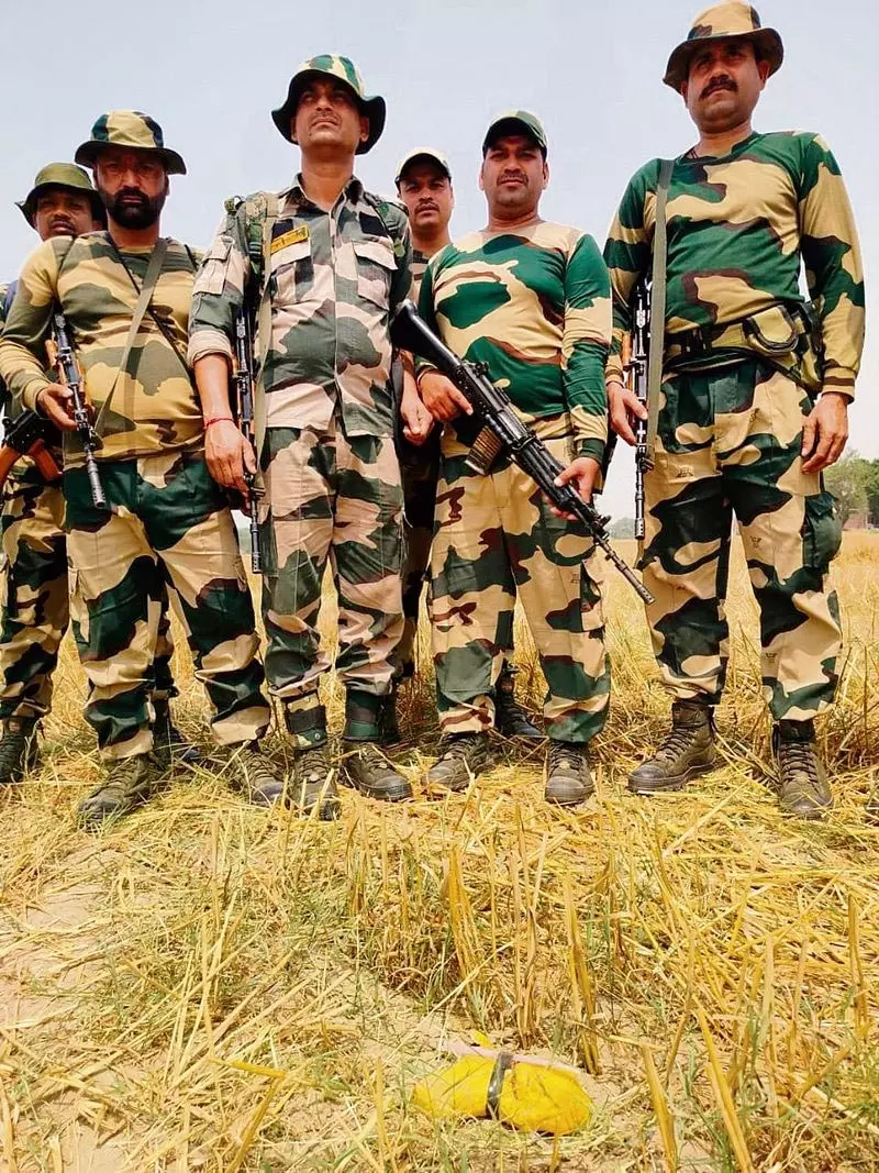 Punjab: अंतरराष्ट्रीय सीमा पर ड्रोन और पिस्तौल जब्त Punjab: अंतरराष्ट्रीय सीमा पर ड्रोन और पिस्तौल जब्त