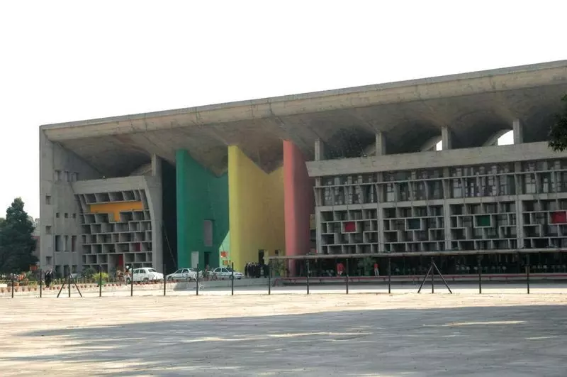 हवाई पट्टी को धोखाधड़ी से बेचा गया, HC ने निष्क्रियता के लिए फिरोजपुर DC को फटकार लगाई हवाई पट्टी को धोखाधड़ी से बेचा गया, HC ने निष्क्रियता के लिए फिरोजपुर DC को फटकार लगाई