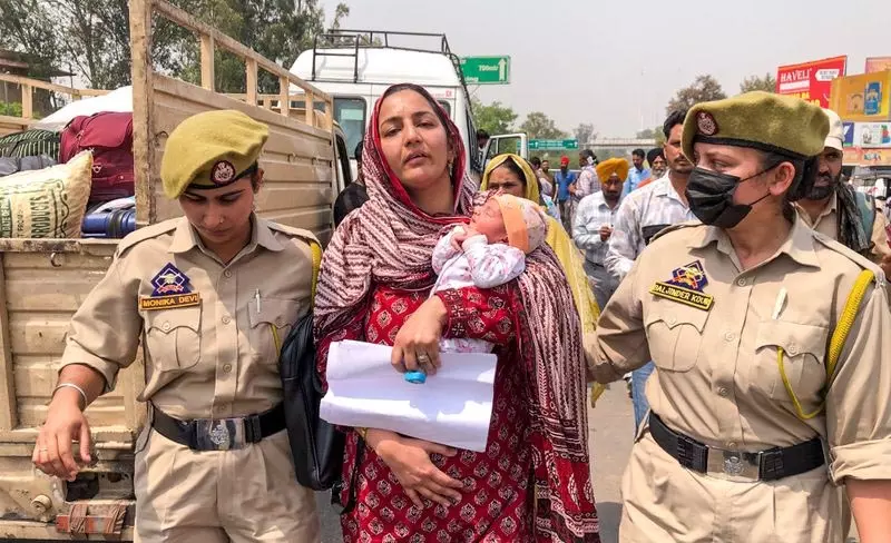 भारत में 18 साल रहने के बाद पाक नागरिक Riyaz को वापस भेजा गया, पत्नी और 3 बच्चे पीछे रह गए भारत में 18 साल रहने के बाद पाक नागरिक Riyaz को वापस भेजा गया, पत्नी और 3 बच्चे पीछे रह गए