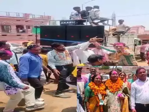 DJ की धुन और फूल की मालों के साथ टीचर को दी गई विदाई DJ की धुन और फूल की मालों के साथ टीचर को दी गई विदाई