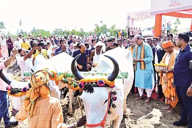 Odisha : मुख्यमंत्री ने खेत में देवी मां की पूजा-अर्चना की Odisha : मुख्यमंत्री ने खेत में देवी मां की पूजा-अर्चना की