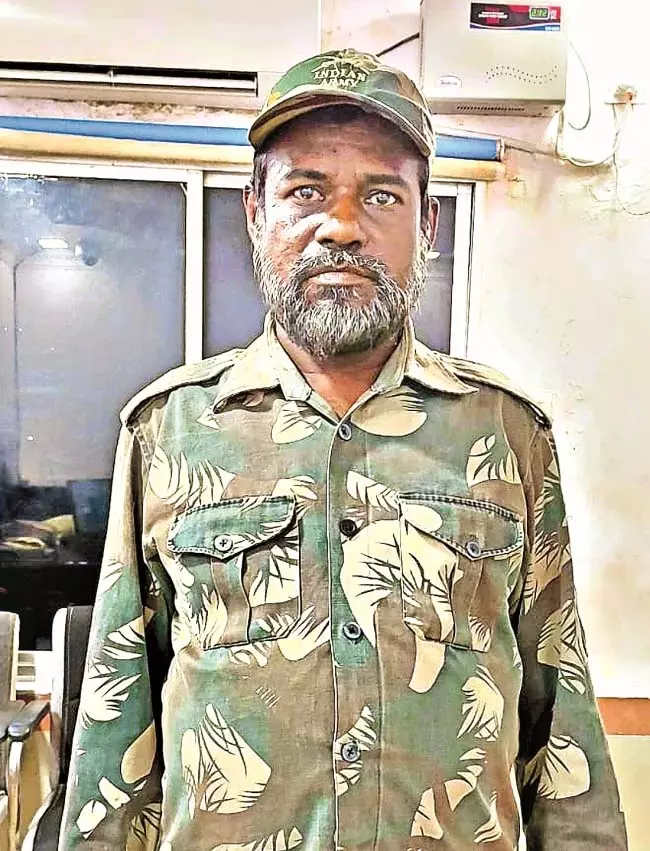 Odisha : सेना की वर्दी फर्जी पहचान पत्र के साथ एक गिरफ्तार Odisha : सेना की वर्दी फर्जी पहचान पत्र के साथ एक गिरफ्तार