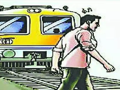 Rampur: चलती ट्रेन से गिरने से युवक की मौत, परिवार में पसरा मातम Rampur: चलती ट्रेन से गिरने से युवक की मौत, परिवार में पसरा मातम