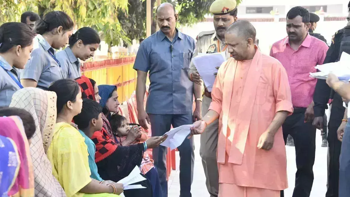 Gorakhpur: सीएम योगी ने किया स्पष्ट संदेश, गरीबों की ज़मीन पर कब्जा करने वालों को मिलेगा दंड Gorakhpur: सीएम योगी ने किया स्पष्ट संदेश, गरीबों की ज़मीन पर कब्जा करने वालों को मिलेगा दंड