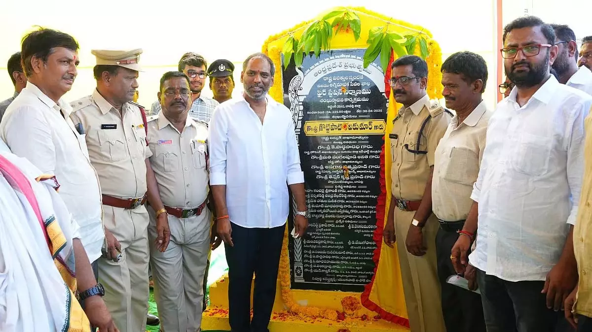 ऊर्जा मंत्री गोट्टीपति ने Andhra के अडांकी में दो सबस्टेशनों की आधारशिला रखी ऊर्जा मंत्री गोट्टीपति ने Andhra के अडांकी में दो सबस्टेशनों की आधारशिला रखी