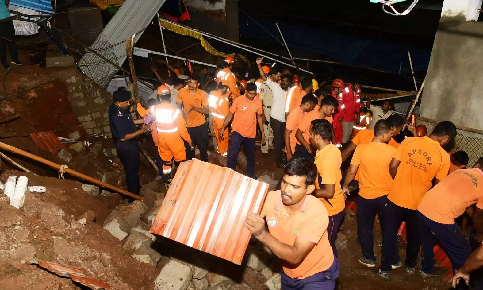 AP: सिंहाचलम मंदिर हादसे से लोगों में आक्रोश AP: सिंहाचलम मंदिर हादसे से लोगों में आक्रोश