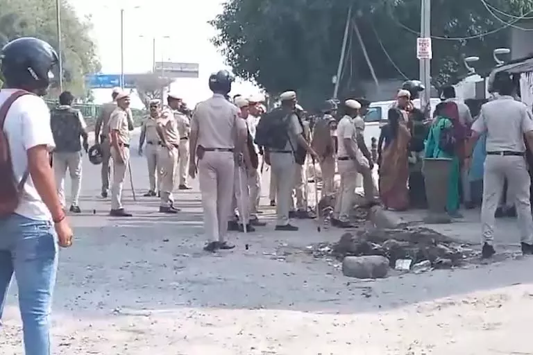 Delhi में पुलिस वाहन से ‘कूदने’ के बाद 19 वर्षीय युवक की मौत Delhi में पुलिस वाहन से ‘कूदने’ के बाद 19 वर्षीय युवक की मौत