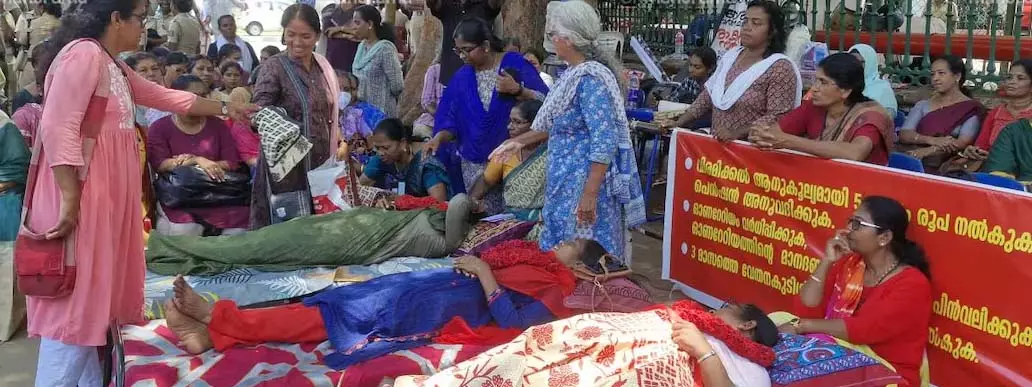 KERALA: आशा कार्यकर्ता हड़ताल के 81वें दिन रैली निकाल कर मजदूर दिवस मनाएंगी KERALA: आशा कार्यकर्ता हड़ताल के 81वें दिन रैली निकाल कर मजदूर दिवस मनाएंगी