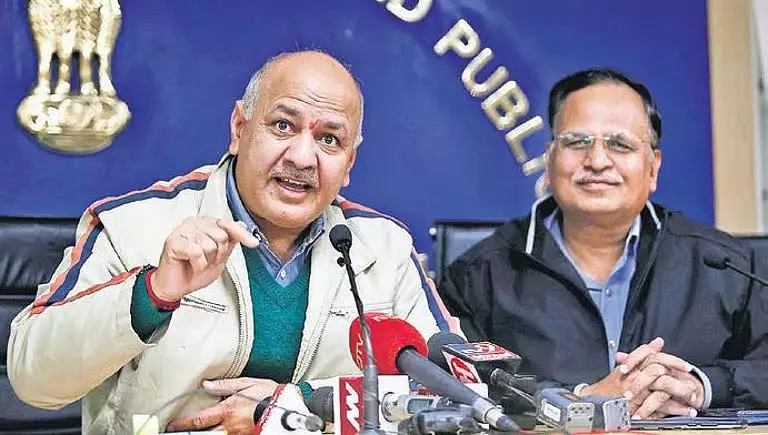 2,000 करोड़ रुपये क्लासरूम घोटाला: सिसोदिया, जैन पर एसीबी की FIR पर AAP, BJP में जुबानी जंग 2,000 करोड़ रुपये क्लासरूम घोटाला: सिसोदिया, जैन पर एसीबी की FIR पर AAP, BJP में जुबानी जंग