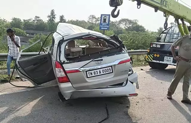 चित्रदुर्ग में कार के डिवाइडर से टकराने से तमिलनाडु के तीन लोगों की मौत चित्रदुर्ग में कार के डिवाइडर से टकराने से तमिलनाडु के तीन लोगों की मौत