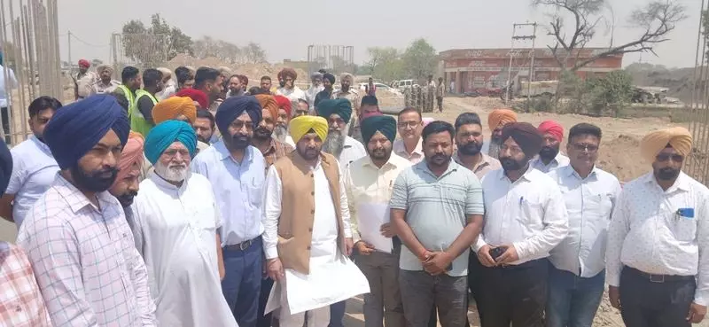 ETO ने तरनतारन गांव में निर्माणाधीन ओवरब्रिज का निरीक्षण किया ETO ने तरनतारन गांव में निर्माणाधीन ओवरब्रिज का निरीक्षण किया