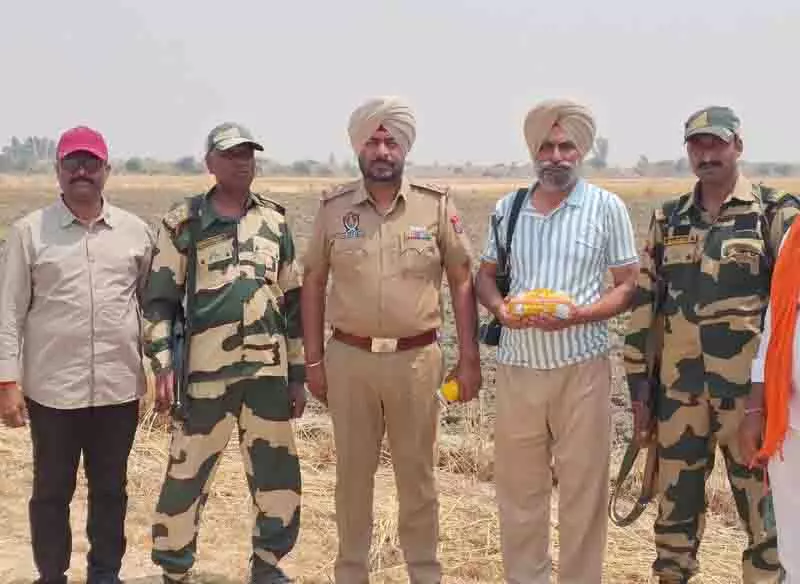 BSF और पुलिस ने सीमावर्ती गांव कलश के पास हेरोइन बरामद की BSF और पुलिस ने सीमावर्ती गांव कलश के पास हेरोइन बरामद की