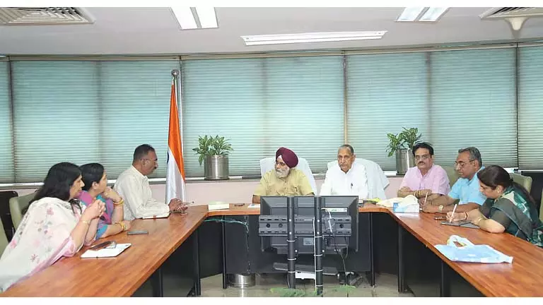 Delhi के मेयर ने सार्वजनिक पार्कों में सुरक्षा के लिए बैठक आयोजित की Delhi के मेयर ने सार्वजनिक पार्कों में सुरक्षा के लिए बैठक आयोजित की