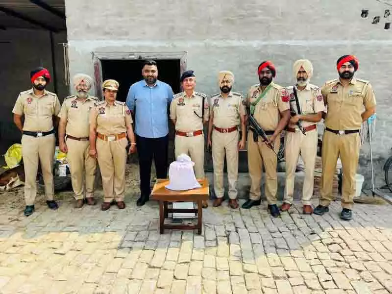 Amritsar: ड्रग्स तस्करी के आरोप में महिला गिरफ्तार, 4 किलो हेरोइन जब्त Amritsar: ड्रग्स तस्करी के आरोप में महिला गिरफ्तार, 4 किलो हेरोइन जब्त