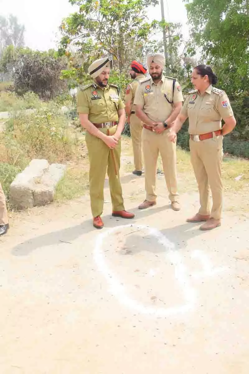 हैंड ग्रेनेड और पिस्तौल के साथ BKI के 5 आतंकवादी गिरफ्तार हैंड ग्रेनेड और पिस्तौल के साथ BKI के 5 आतंकवादी गिरफ्तार