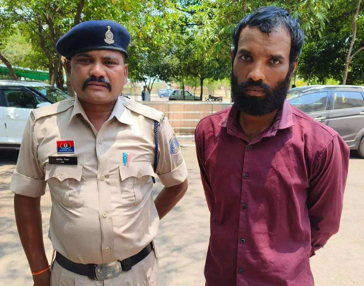 मेन रोड में धारदार बंडा लहराया, बदमाश गिरफ्तार मेन रोड में धारदार बंडा लहराया, बदमाश गिरफ्तार